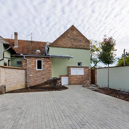 Anova Apartman Gyula Exterior foto
