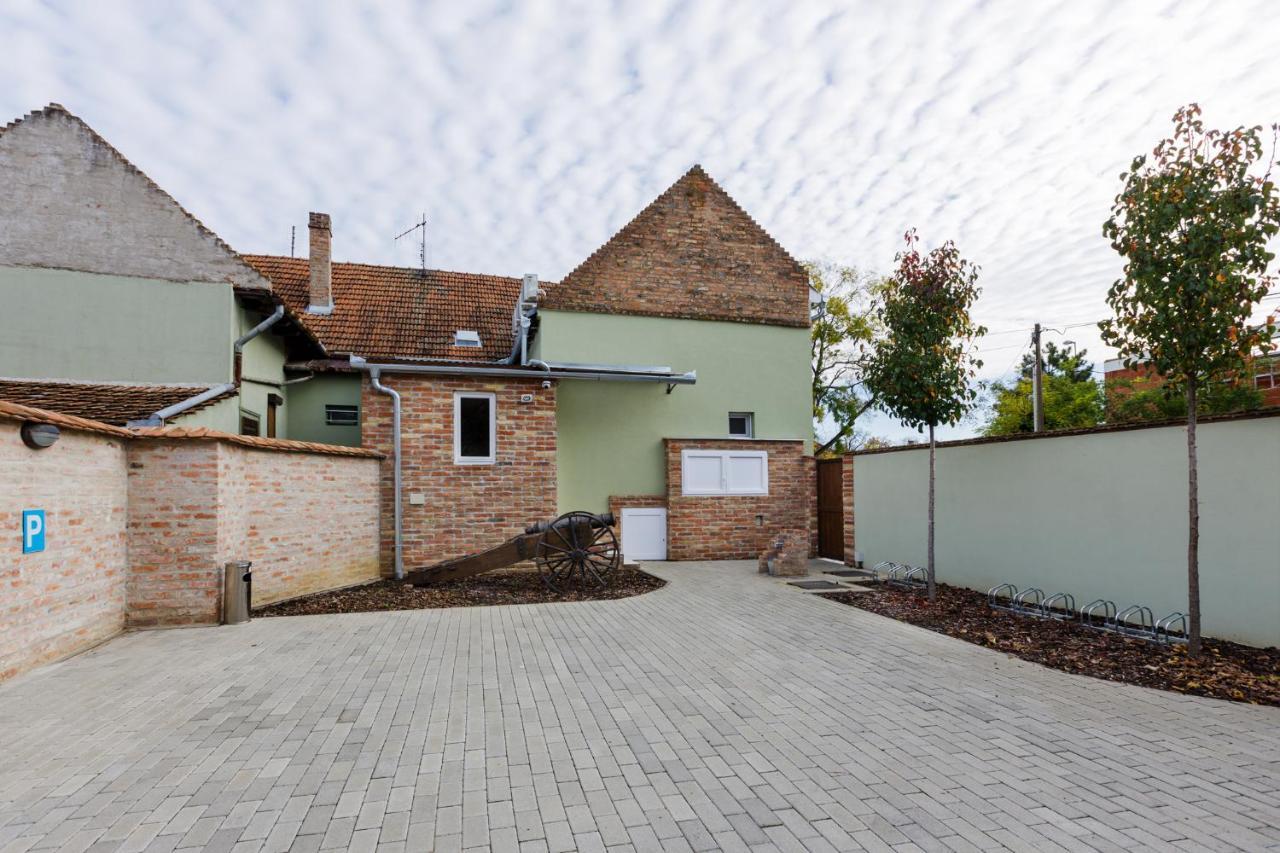 Anova Apartman Gyula Exterior foto